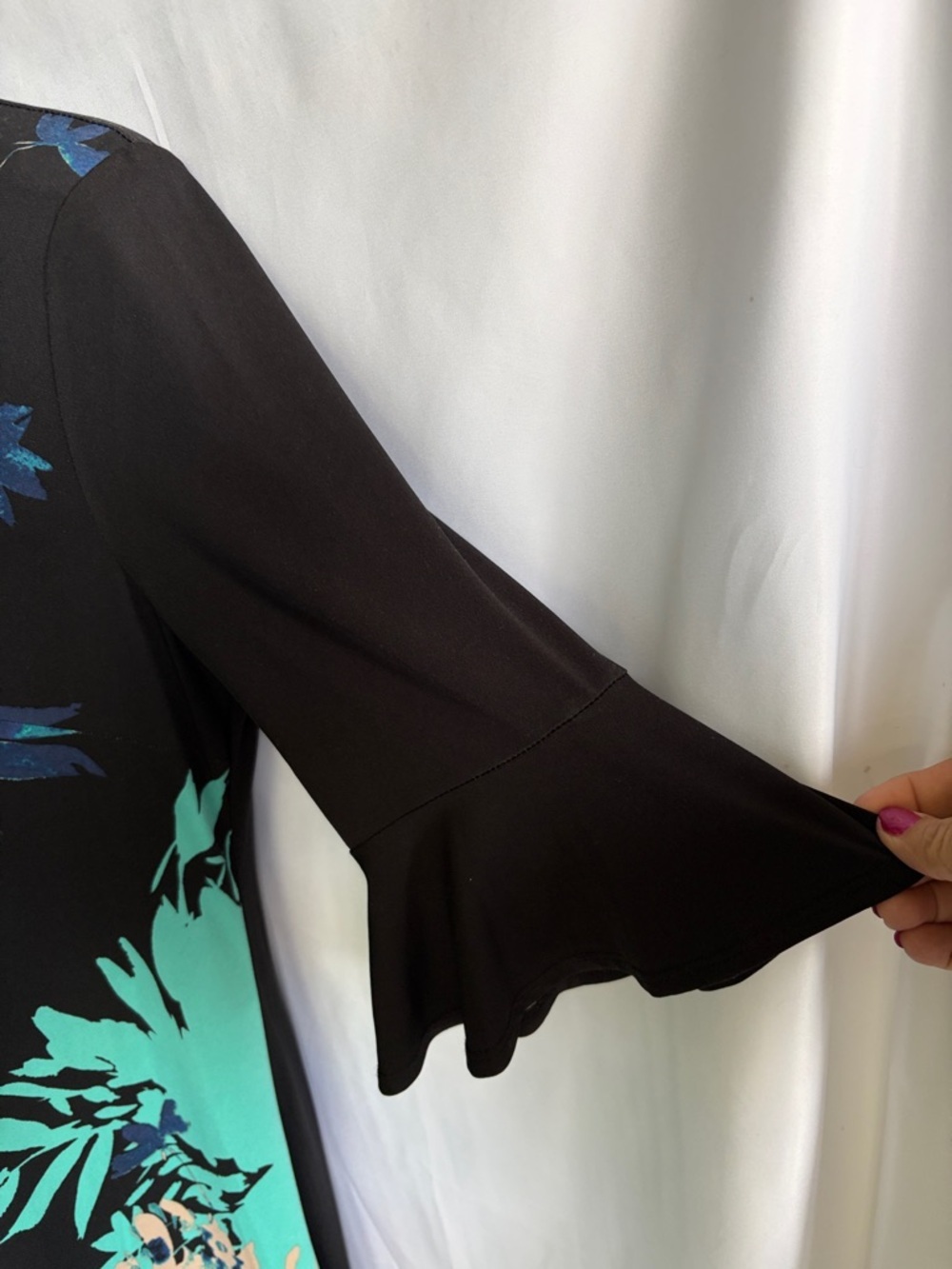Roz & Ali Floral Print 3/4 Bell Sleeve, keyhole collar, sz M, 19” PTP, 37” L - Picture 4 of 7